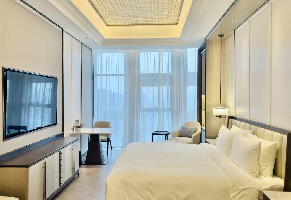 至尊景观套房（超大会客厅+胶囊Coffee机+戴森吹风机+主客双衞浴）