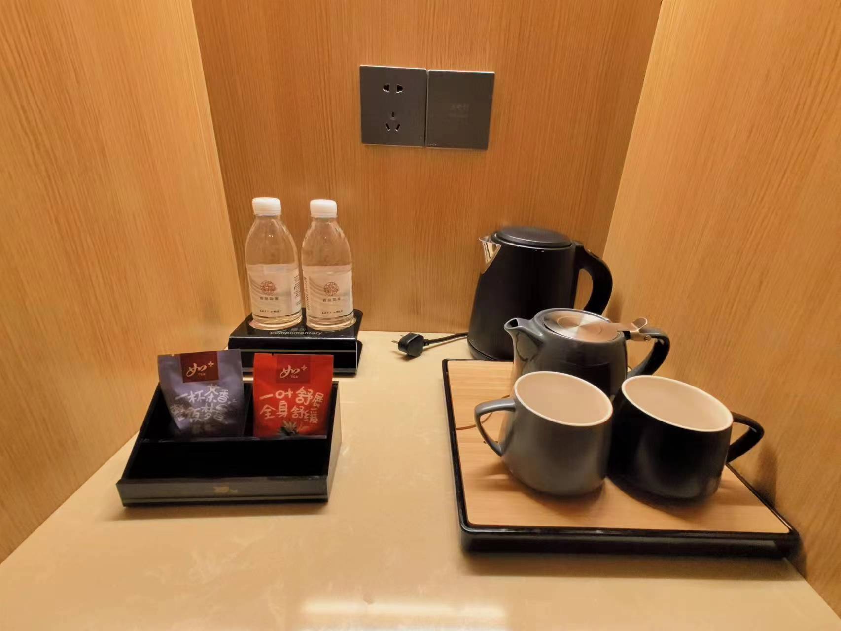 高級大床房-舒適床品-手機投屏