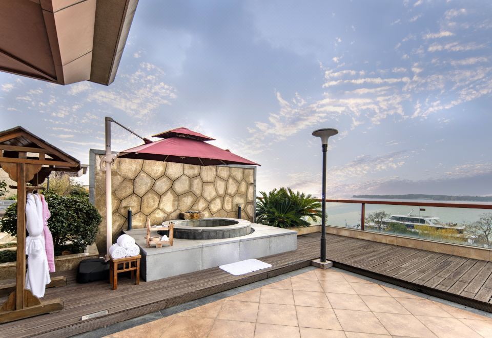 East Tai Lake Grand HotelPremier Hot Spring Family Suite - 2-Room, Lake-View