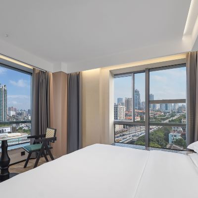 270度景觀影音大床房（語音智控+景觀飄窗+小冰箱） 嵐灣飯店（廣州沙麵島永慶坊店）優惠
