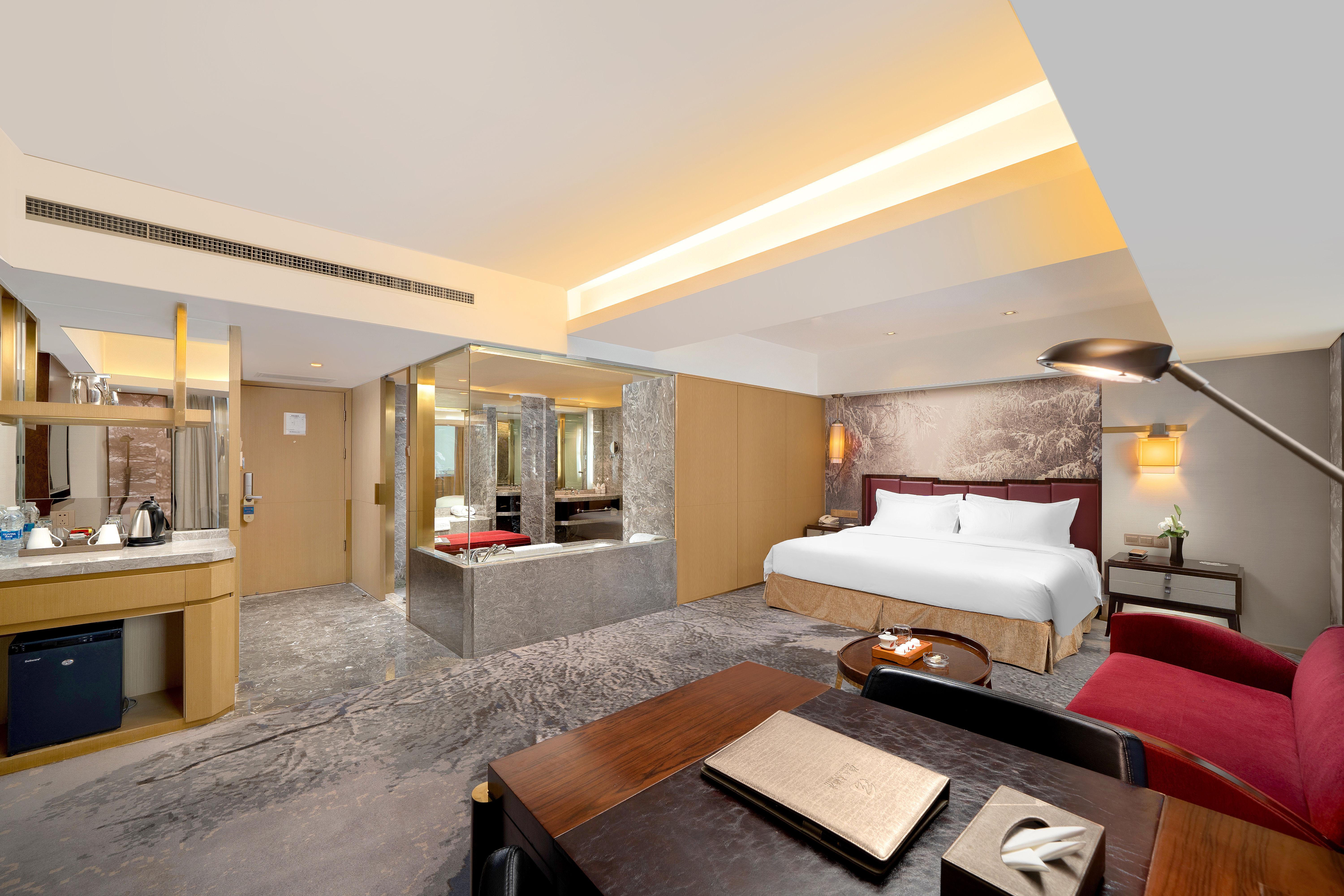 豪华大床房（康乃馨鹅绒被+独立办公桌+步入式衣帽间）