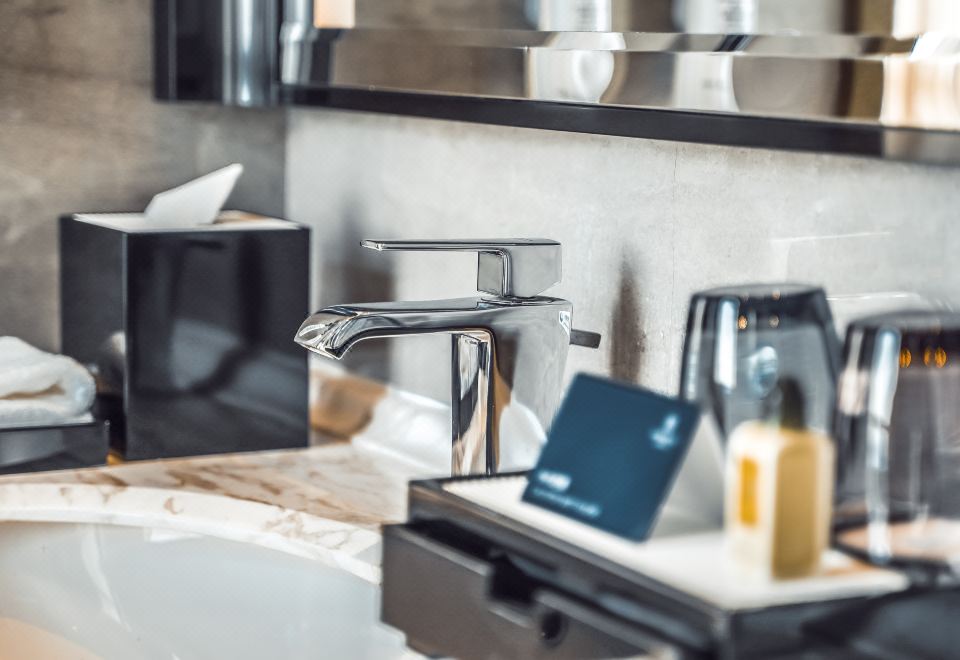 豪華湖景套房（全景浴缸+迷你小冰箱+歐舒丹洗護用品）