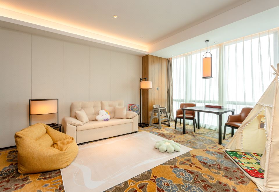 君悦豪华家庭套房（带双人梳化床）