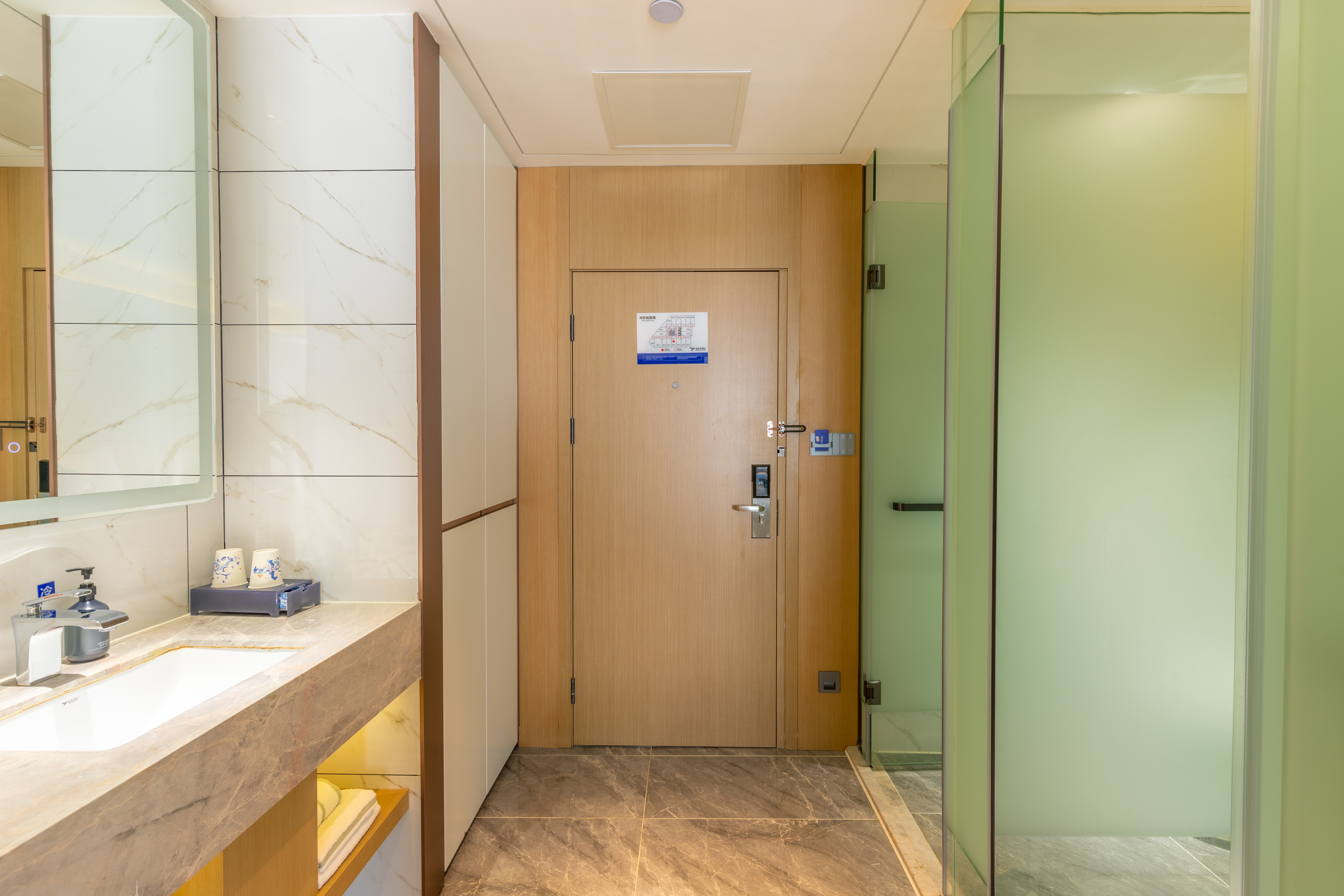 棋牌房（电视投屏+办公桌椅+乾衣设备）