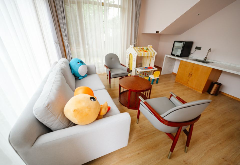 複式雙卧親子別墅（小黃鴨）|落地窗庭院近景+獨立客廳