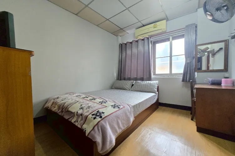 ห้องเตียงใหญ่พร้อมเครื่องปรับอากาศ
