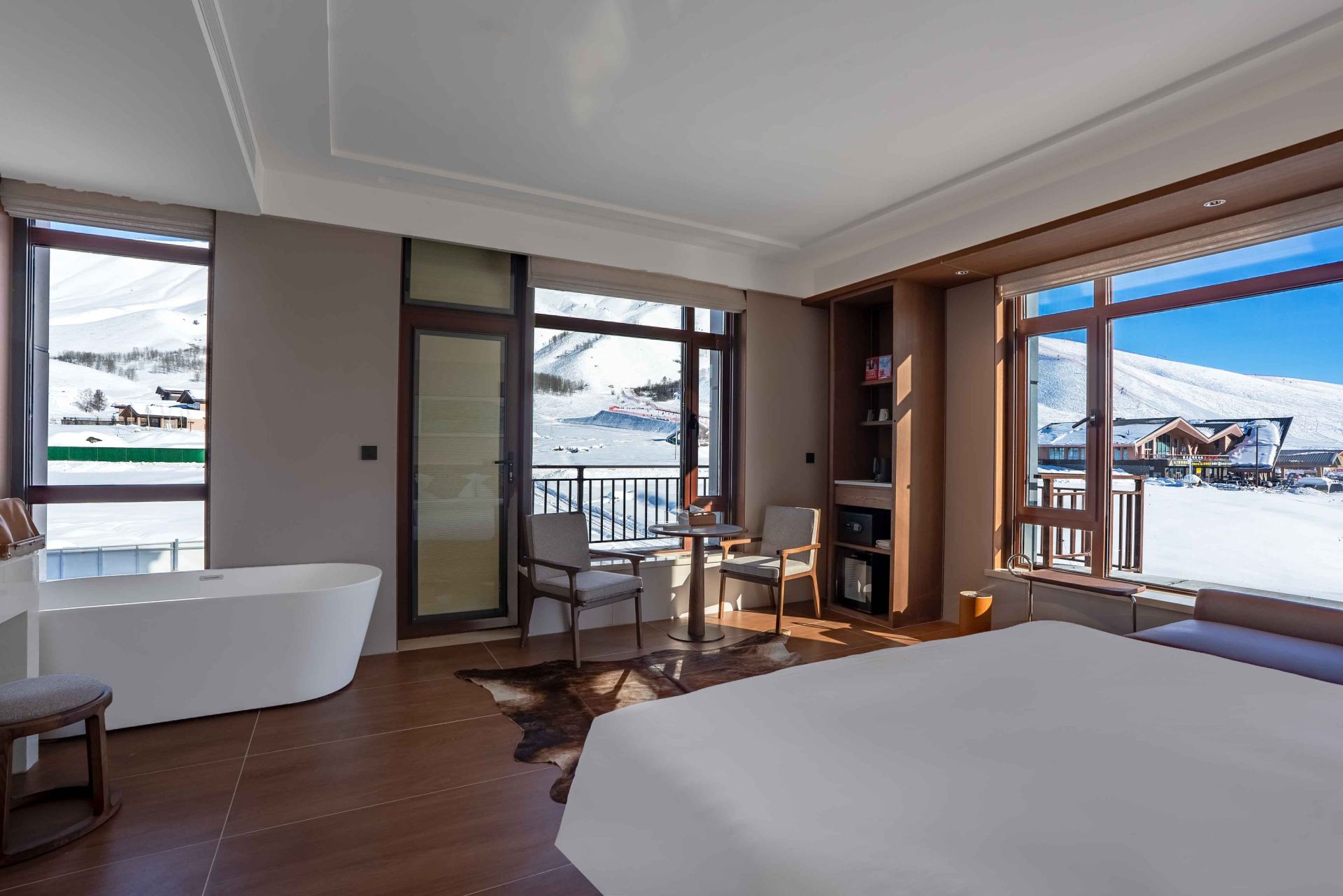 Panoramic Mountain View King Room