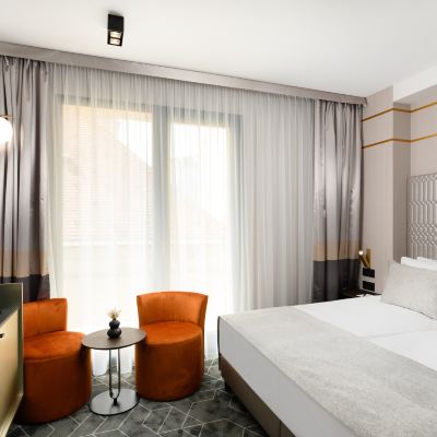 Queen Room With Balcony Emerald Hotel Promo Code