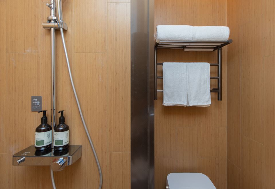 高级双床房【65寸投屏电视+小冰箱】