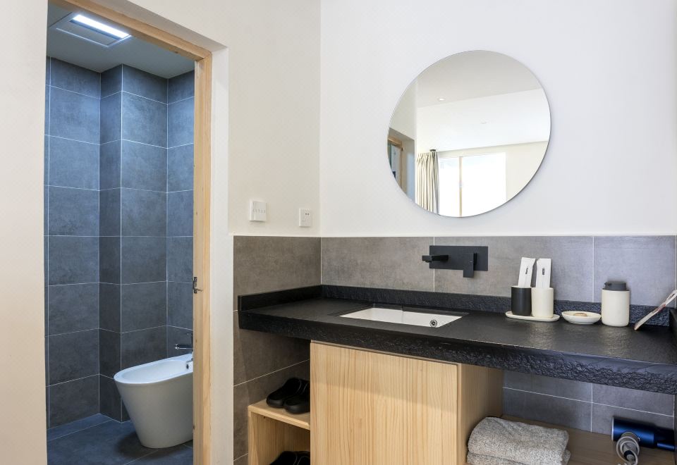 Leon Yu Mu Zhi Ye Designer Homestay (Dukezong Ancient City Store)Private｜ Courtyard Double Bed Room (Air Conditioning + Oxygen Supply + Independent Small Courtyard + Humidifier)