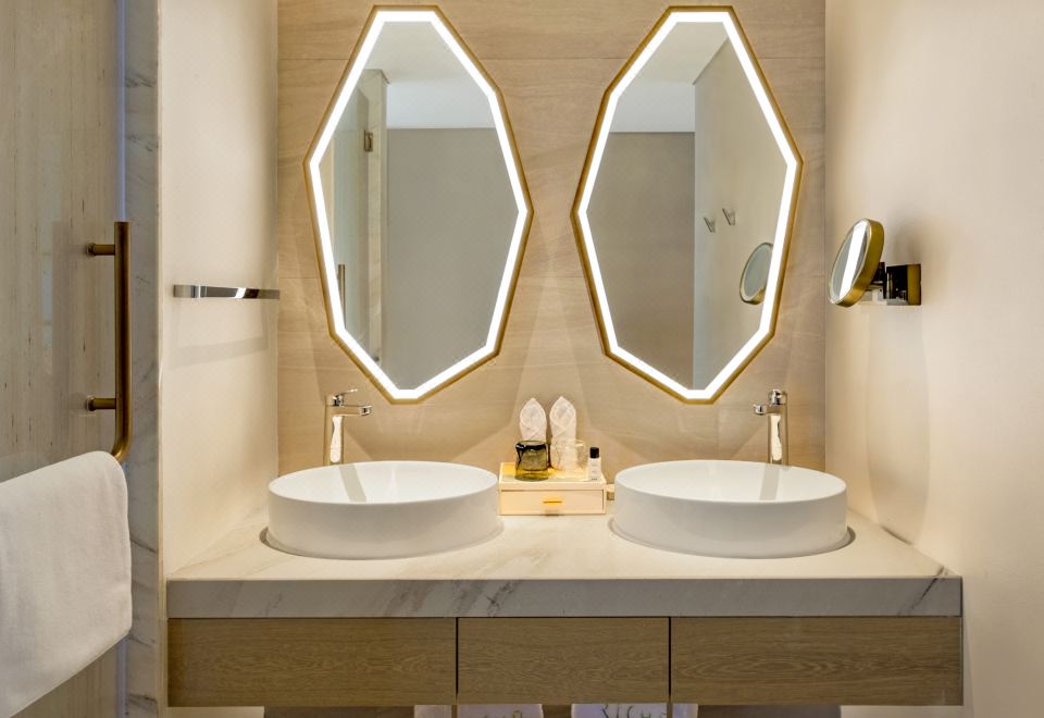 Salt Crystal Hotel By RichuSuite - 2-Bedroom, Sea-View (2 Beds)