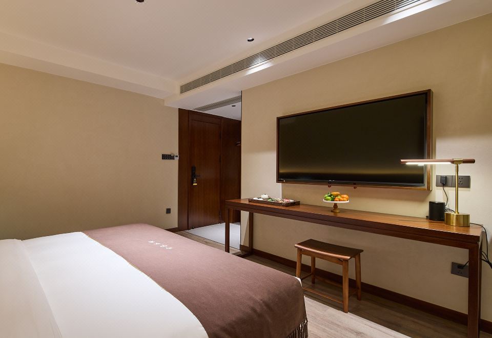 吉?雲靜大床房|靜音零壓床墊+親膚鵝絨被芯+小冰箱