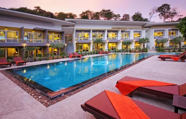 ห้องซูพีเรียเตียงใหญ่ พร้อมวิวสระน้ำ