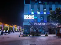 Memories of Light Luxury Internet Celebrity Movie Watching Homestay