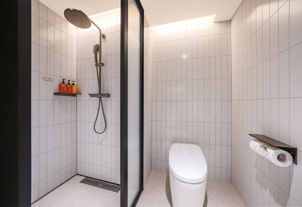 高级商务大床房（智能客控+65寸智能投屏+mini冰箱）