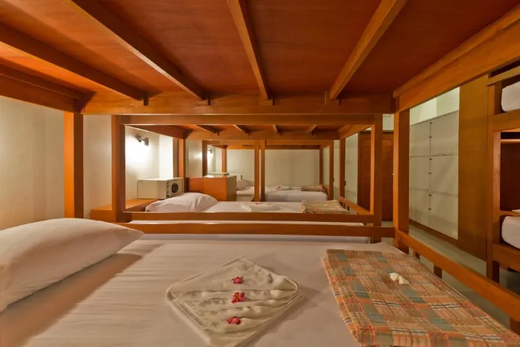 เตียงในหอพักรวมชายหญิง 10 เตียง