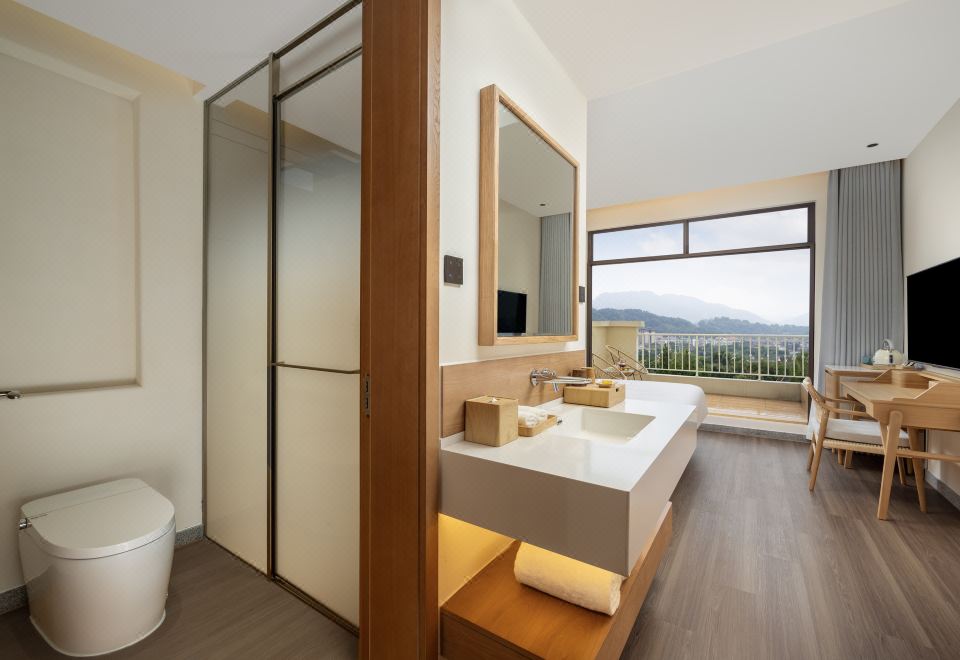 Golden Top Queen Bed Room On The Lake (Balcony With View + Smart Toilet + Goose Down Quilt + Smart Voice)