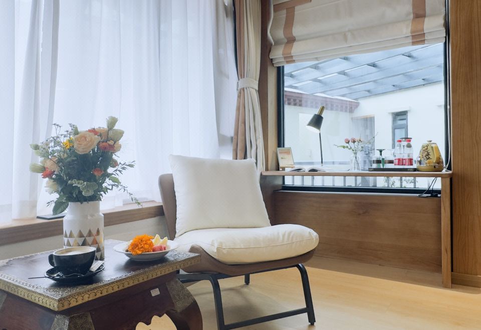 Mountain-View Boutique Double Bed Room With Tub (Floor Heating + Humidifier + Oxygen Generator + Mini Fridge)