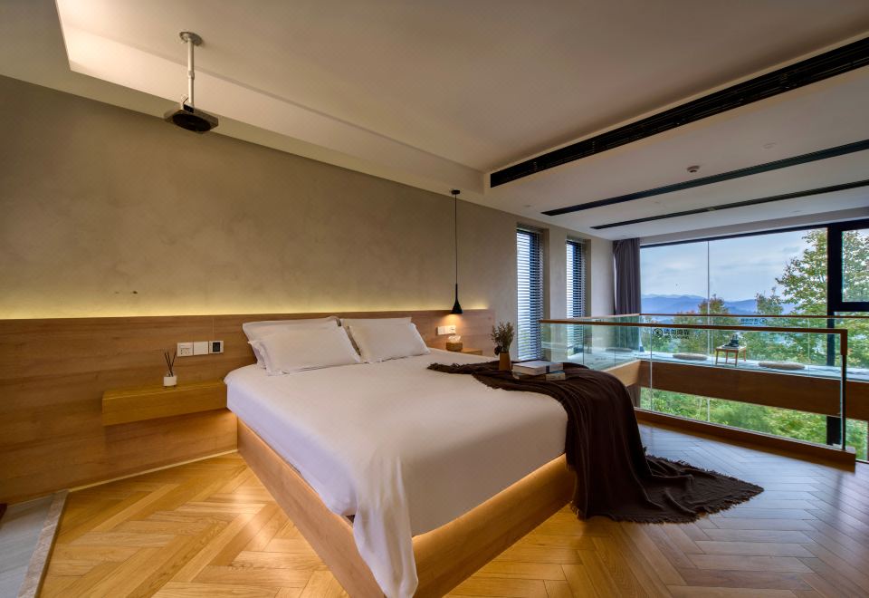 Featured Panorama Loft (Bathtub)