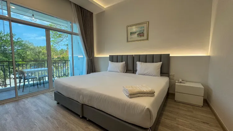 ห้องพรีเมี่ยม คิงส์ ไซส์ วิวสระว่ายน้ำ