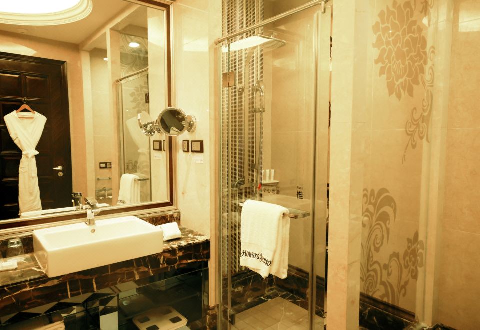 Howard Johnson Agile Plaza ChengduHollywood Super Double Bed Room (180° Scenic View + Private Balcony)