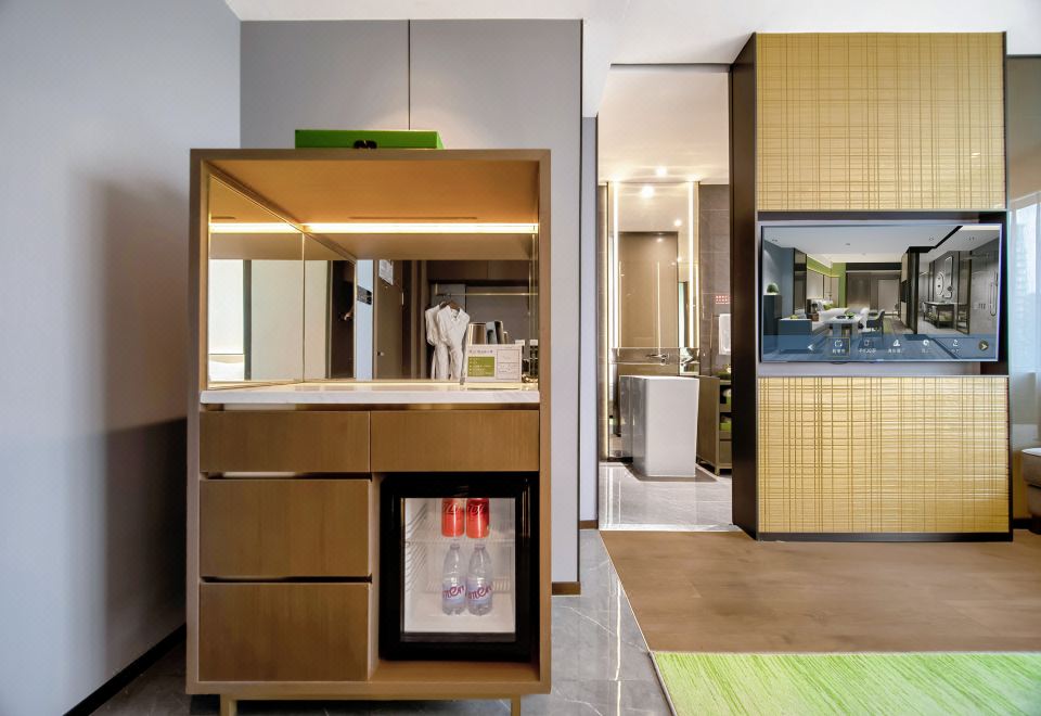 金典大床房（双人洗漱+电视投屏+小冰箱）