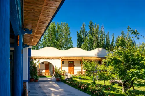 Banshanjian Xiyuan | Mid·Mountain Stream Manor Homestay (Guozigou Pasture)