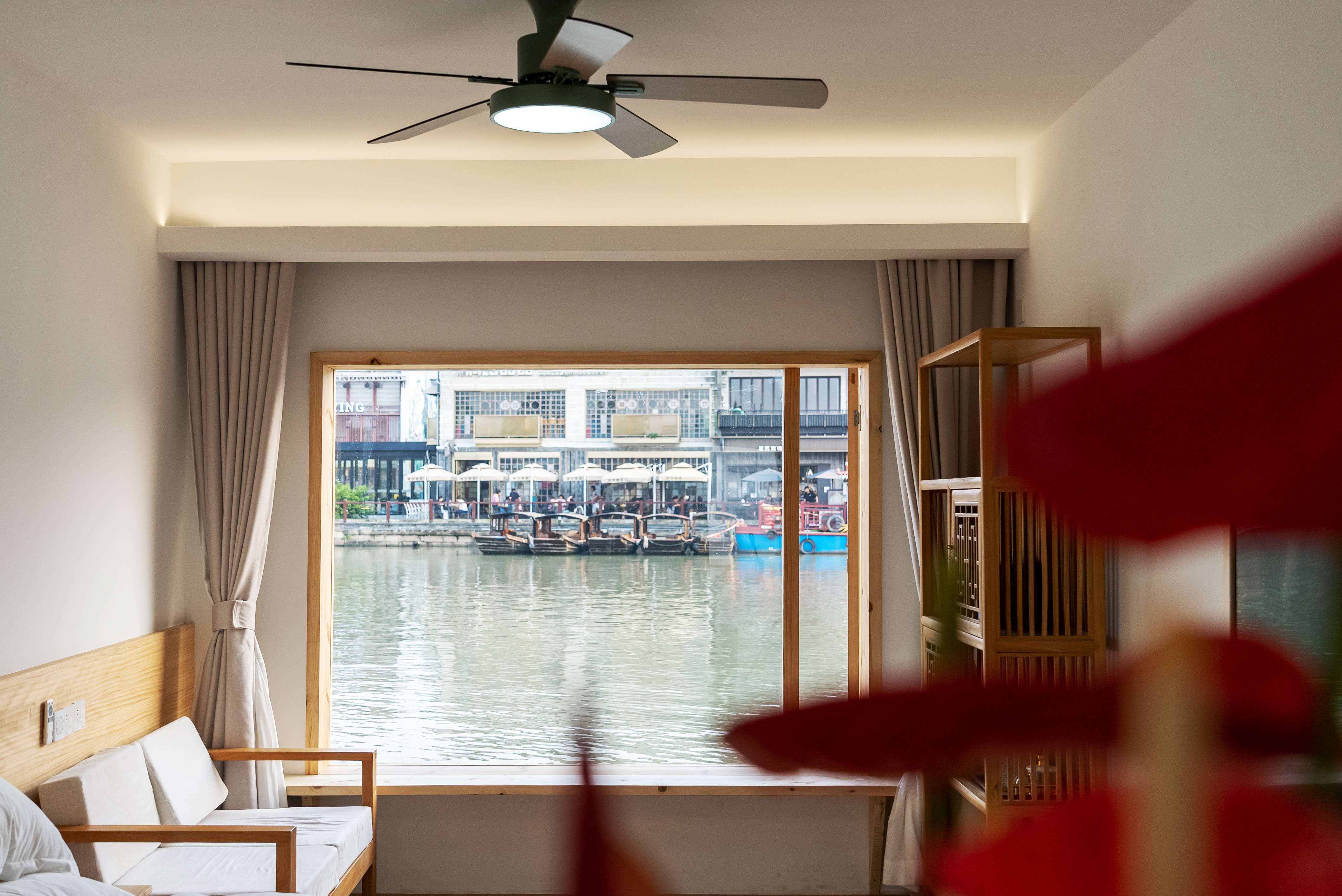 东井·家庭房丨小冰箱+临河茶台+古桥河景