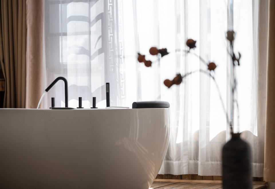 Jinwushe Friendly Ballad Oxygen and Atmosphere B&B (Shangri-La Dukezong Ancient Town Branch) Guestroom - Double Occupancy (King Bed) (Bathtub, Floor Heating)