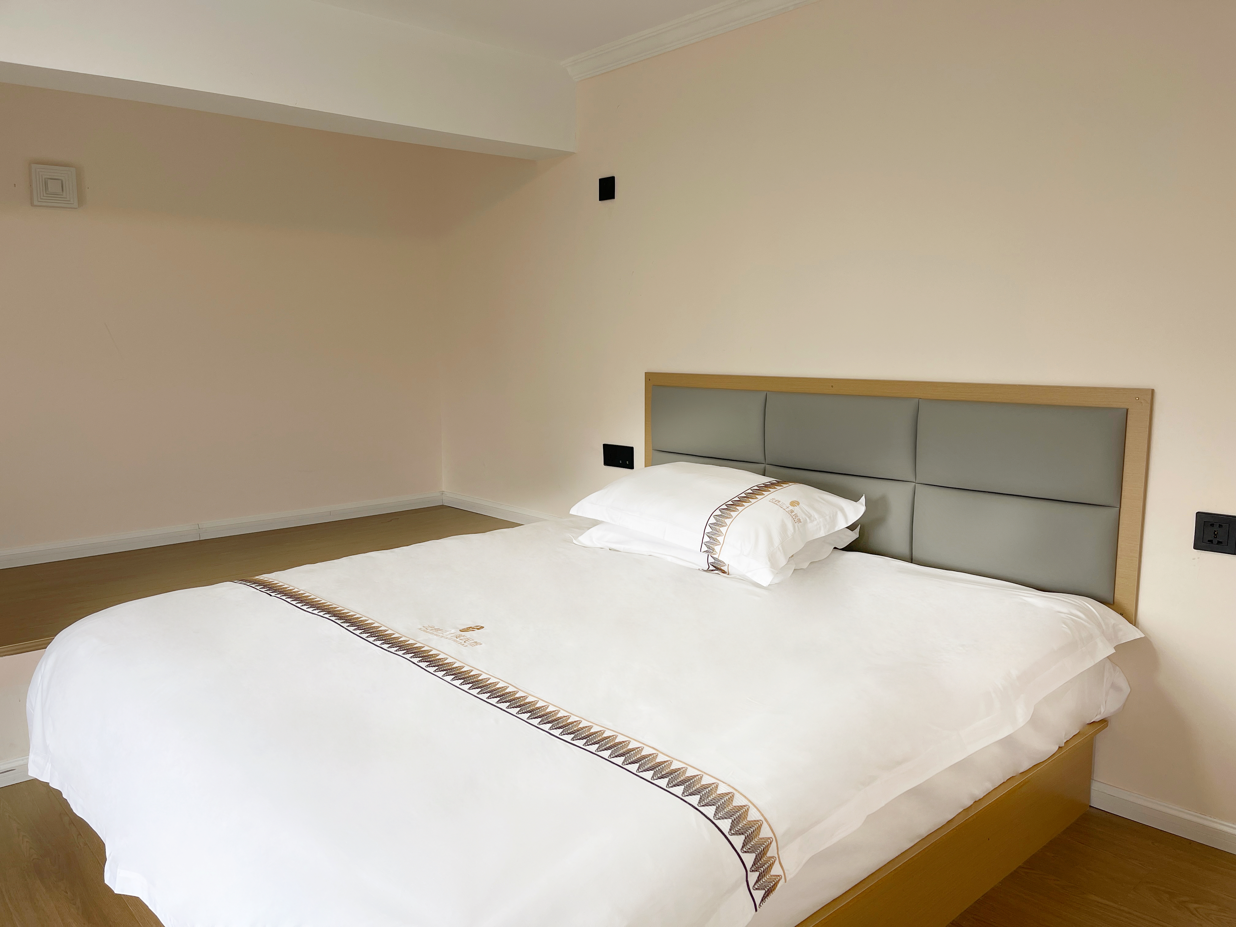 LOFT三室套房∣麻将∣投影∣两衞∣客厅∣非遗表演观景房