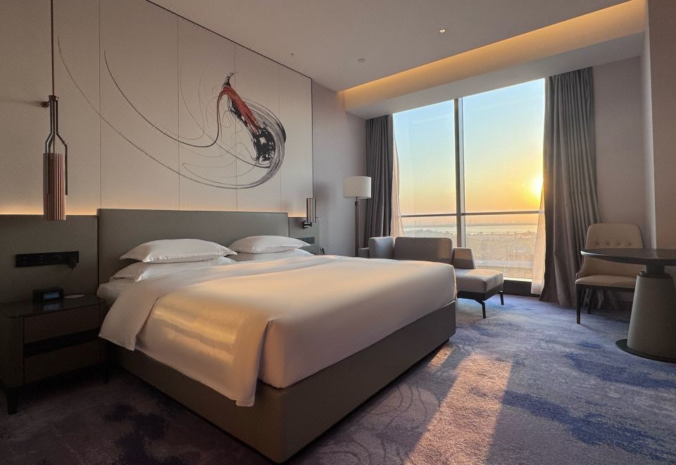 日落觀湖大床房