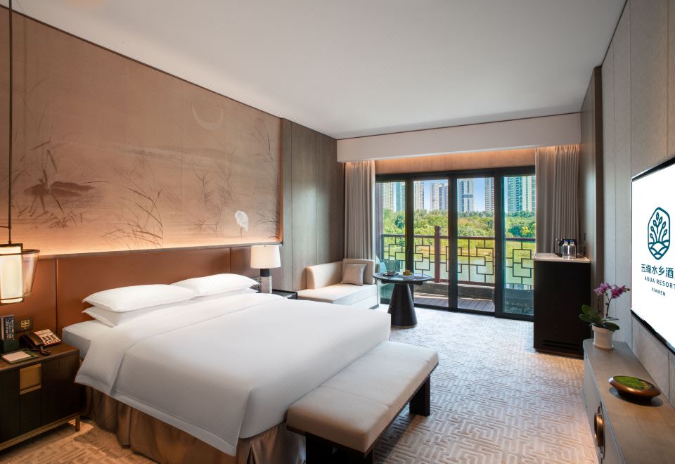 天鹅湖豪华大床房（阳台+湖景）