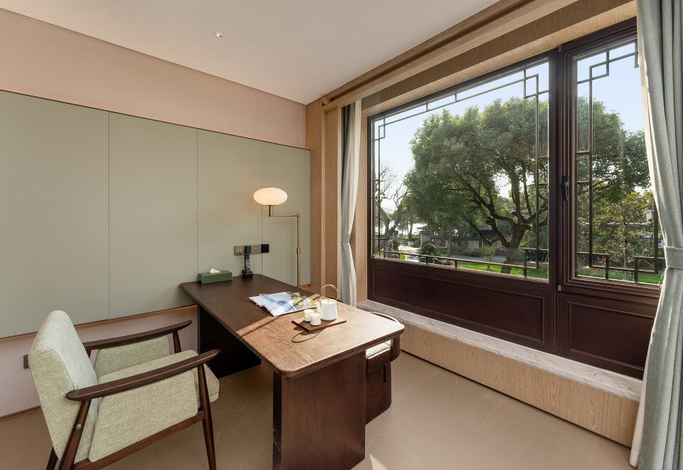 貴賓軒湖景大床房