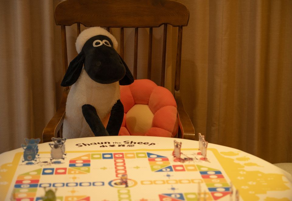 Jinmao Purelax Lijiang, The Unbound Collection By HYATTSHAUN THE SHEEP Happy Holiday Themed Hotel Rooms Twin Beds