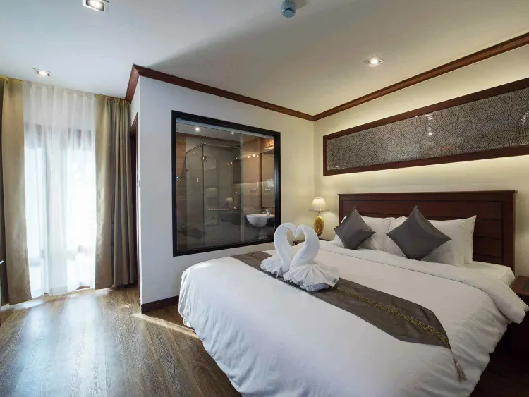 ห้องดีลักซ์ เตียงคิงไซส์ พร้อมวิวสระว่ายน้ำ