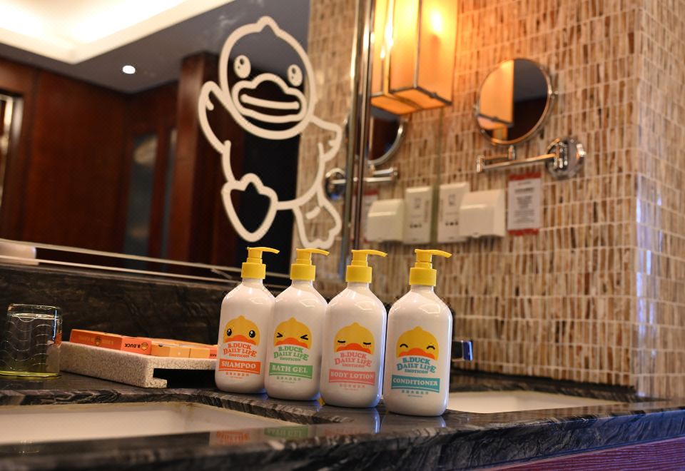 White Horse Lake Jianguo HotelB.duck Star Quality Family Room