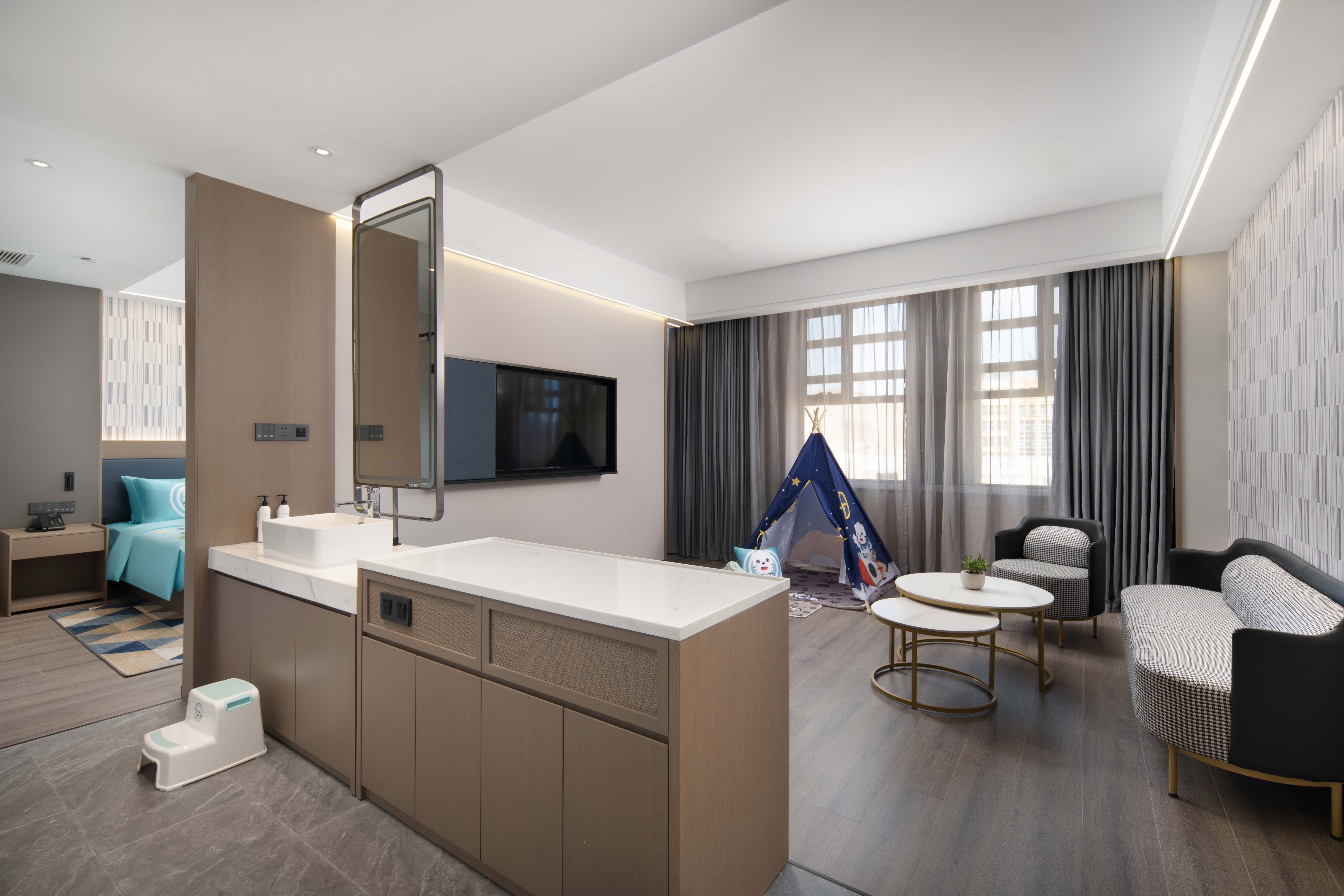 MOMO亲子套房（智能投屏+小冰箱+金可儿床垫+Acca Kappa洗护用品）