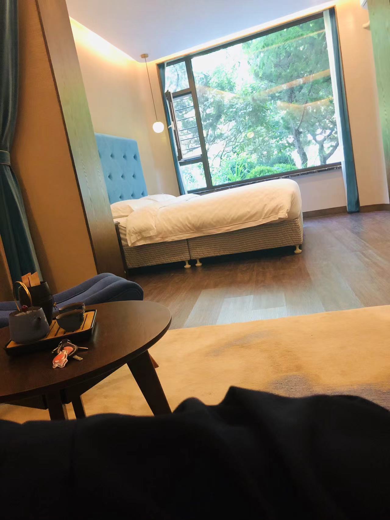 林间墅听海大床房（围炉夜话）