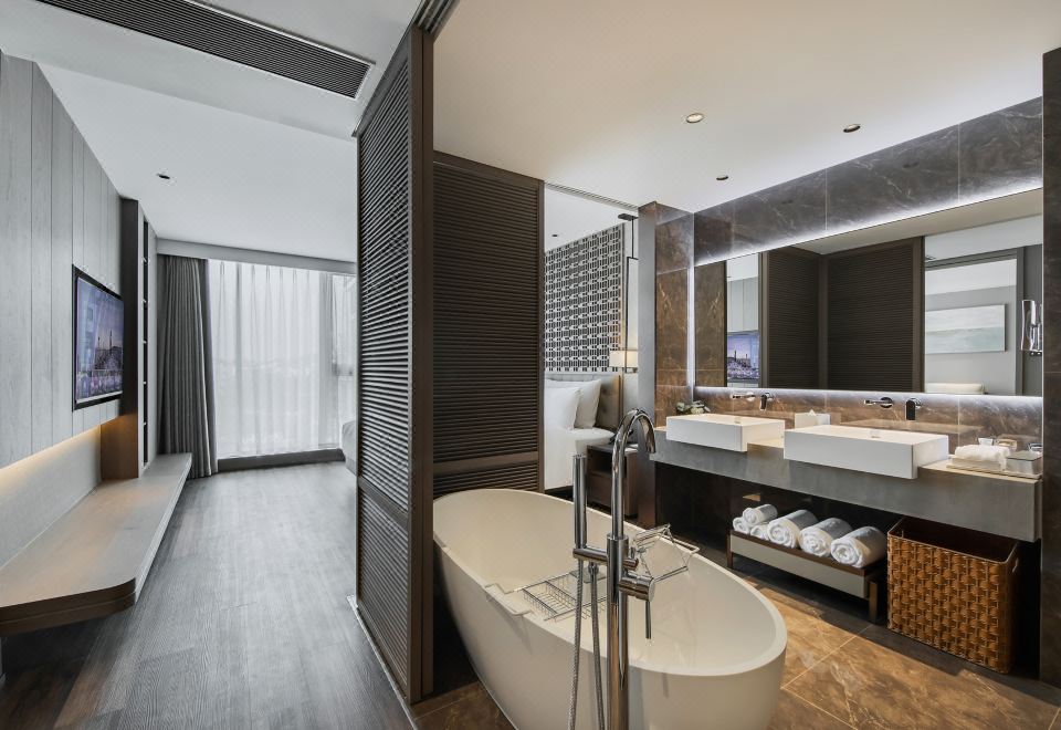 Deluxe Supreme Suite