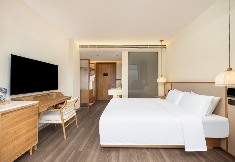 Golden Top Queen Bed Room On The Lake (Balcony With View + Smart Toilet + Goose Down Quilt + Smart Voice)