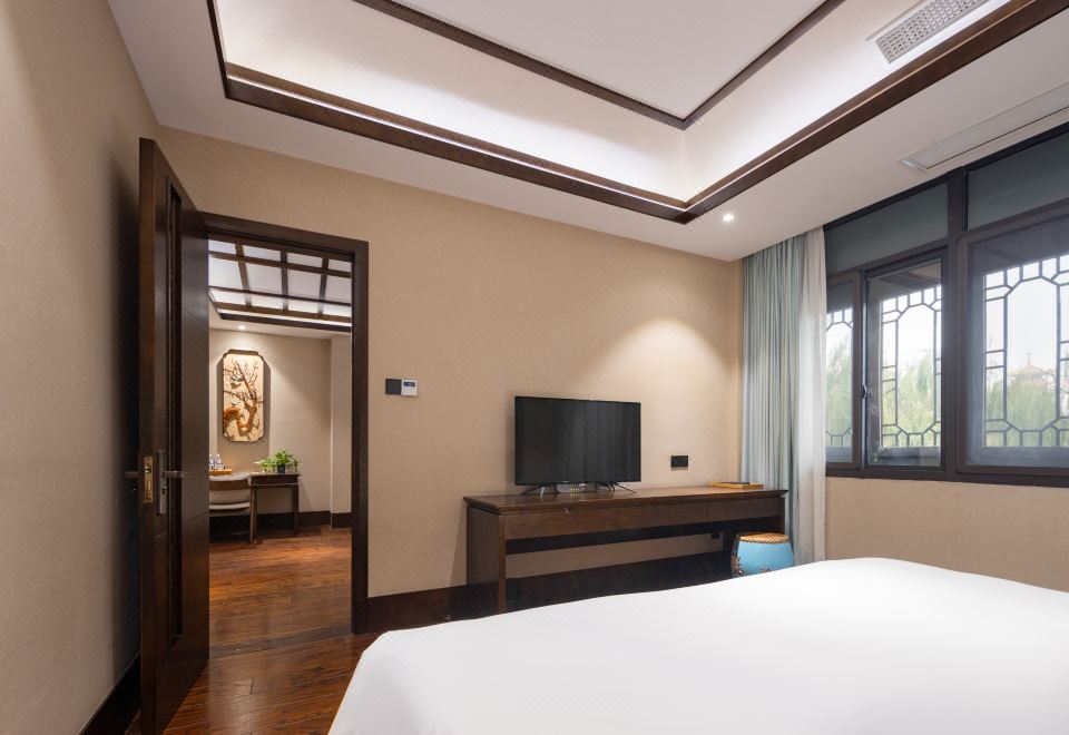 拾光·家庭河景两居套房+河景+中式建筑风格+休闲桌椅