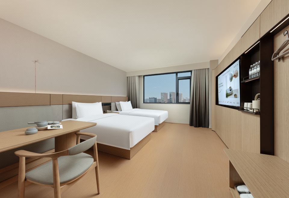 高级双床间（智能客控+商务茶桌+小冰箱）