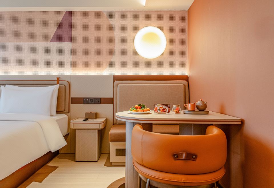 高级大床房【护脊床垫+65寸电视投屏+小冰箱】