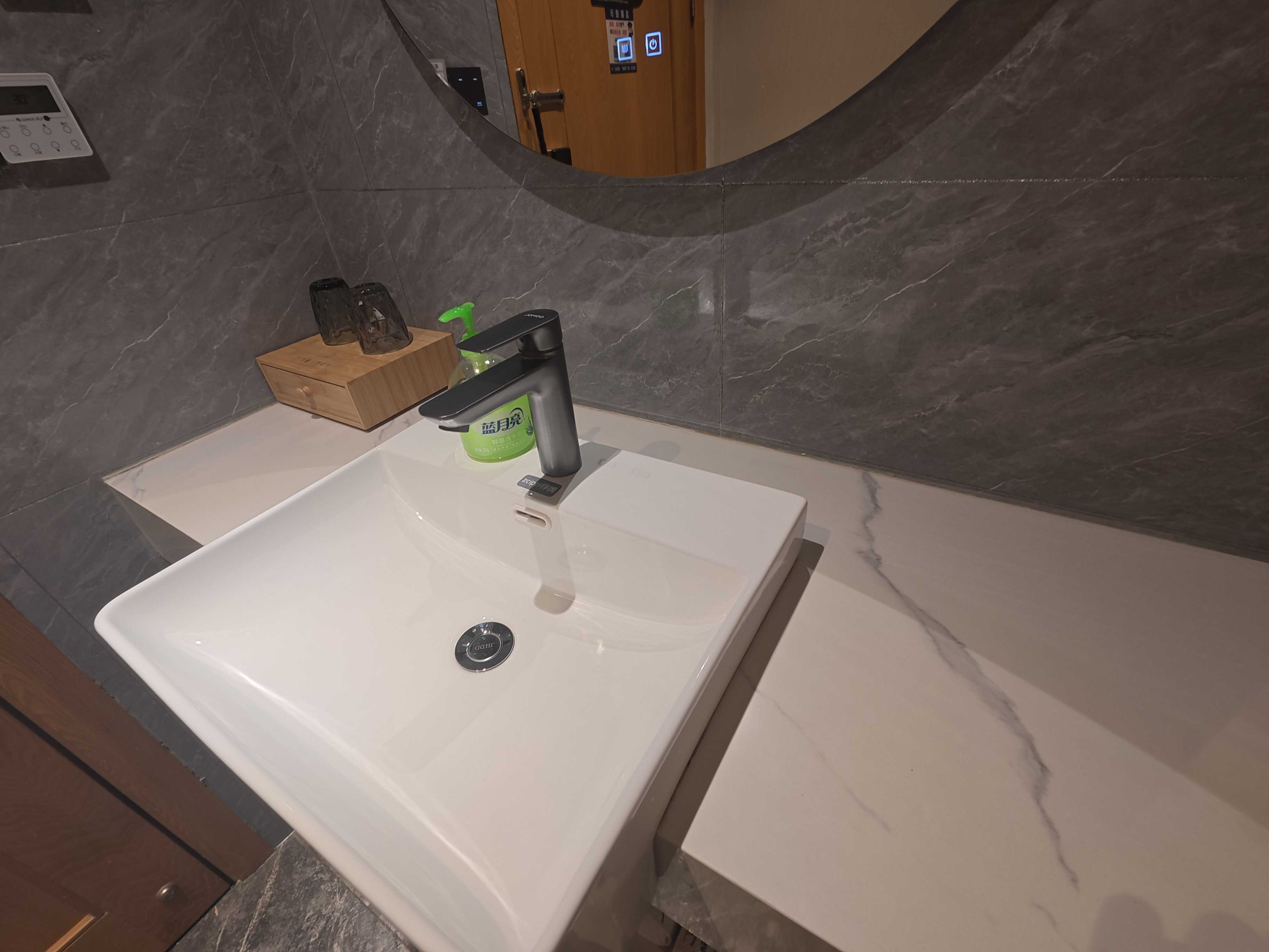 隐居·大床房【乳胶枕+舒适浴缸+轻纱帷幔】