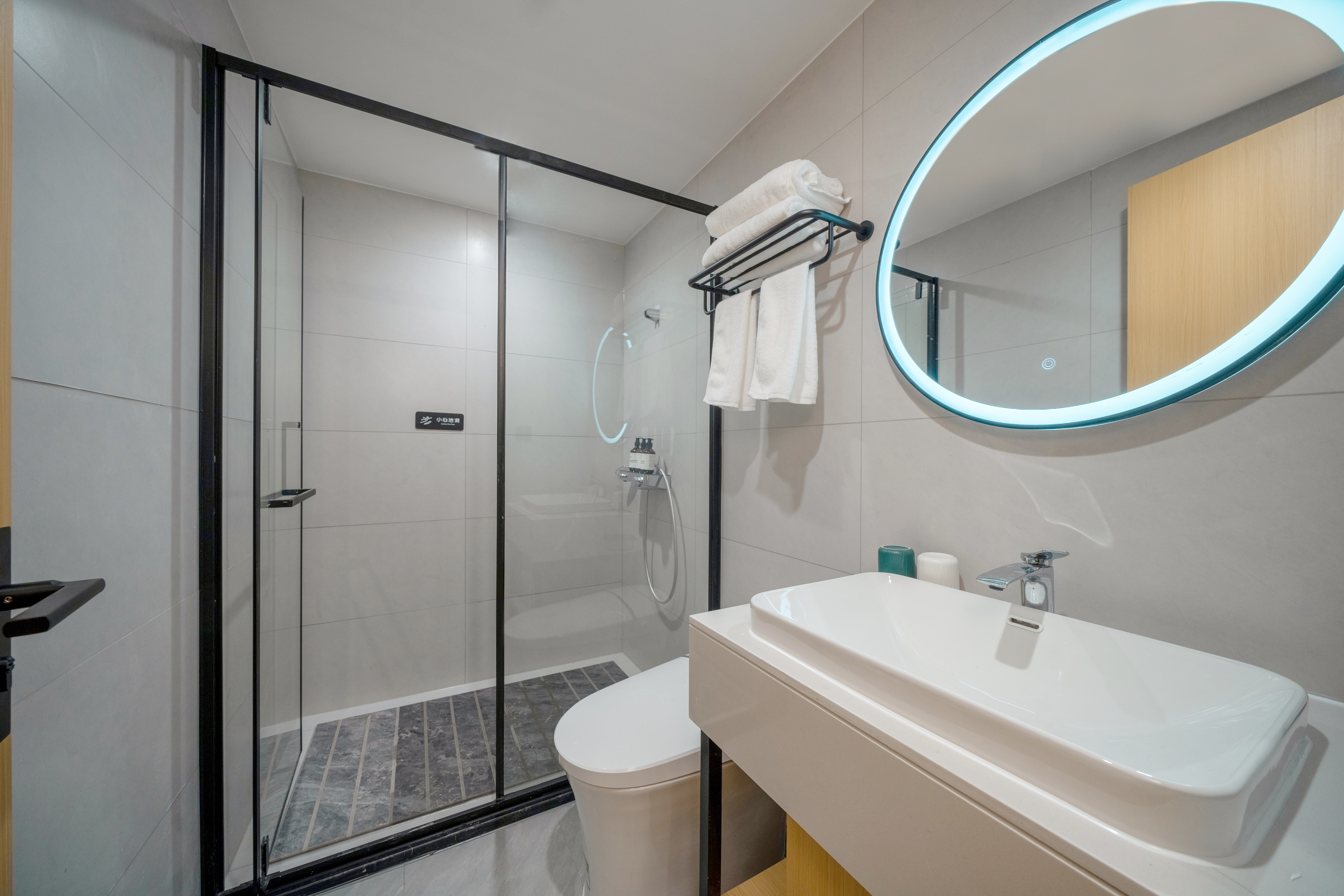 精品电竞大床房（5060ti+三角洲黑鹰+LOL特权加速器）