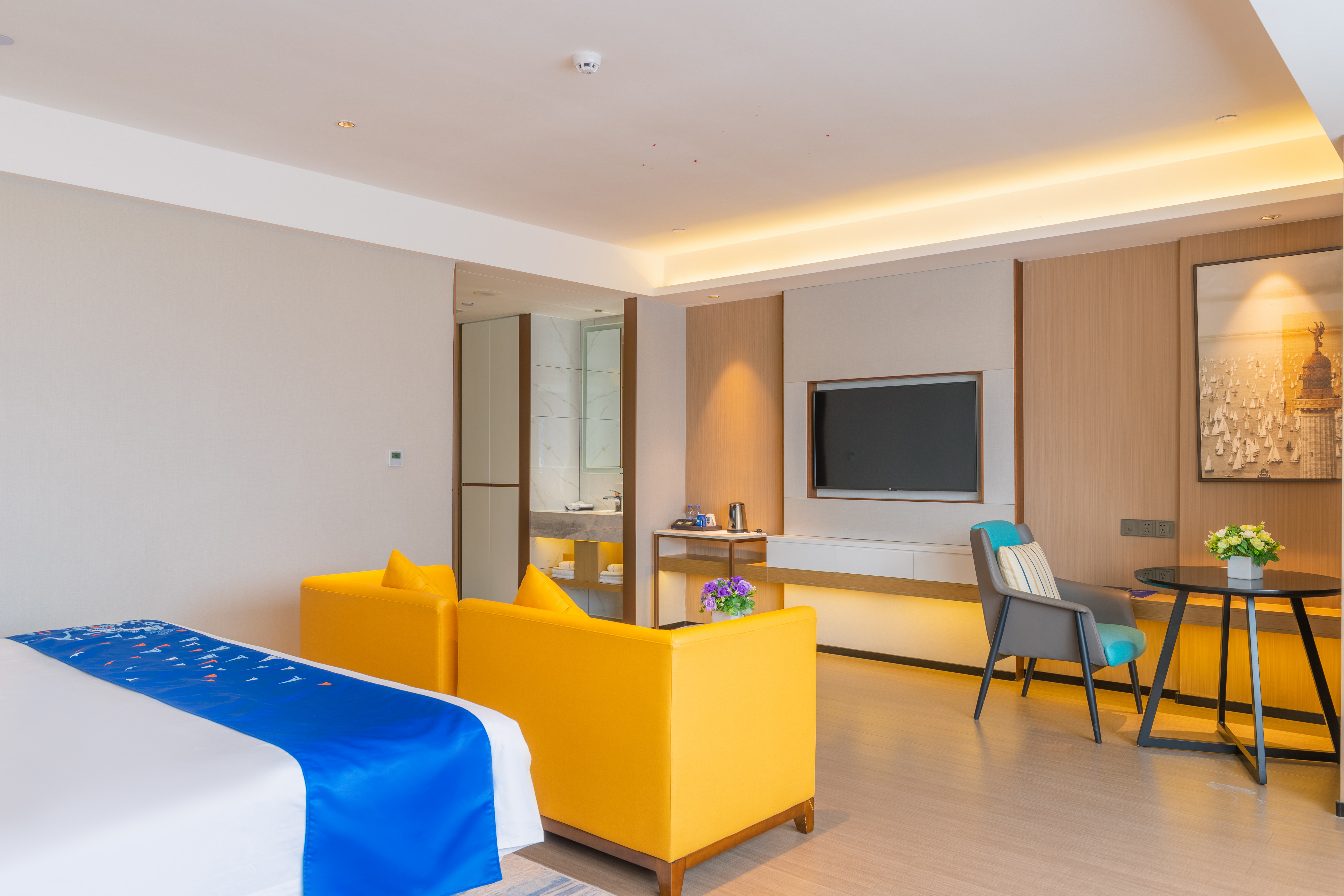 超级大床房（电视投屏+办公桌椅+婚房布置）