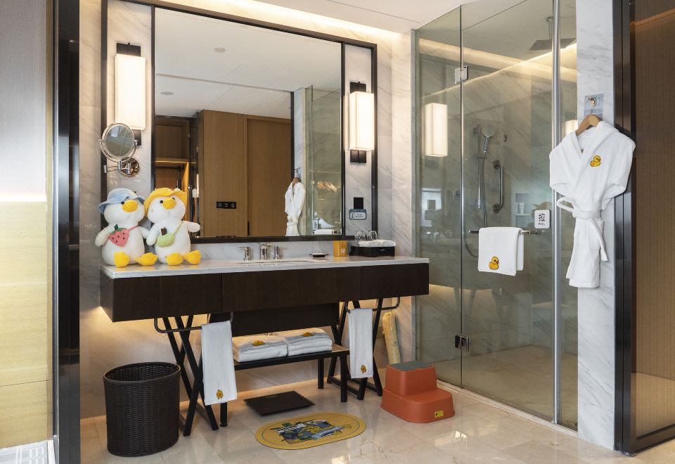 Radisson Hangzhou QianjiangRubber Duck Theme Family Room