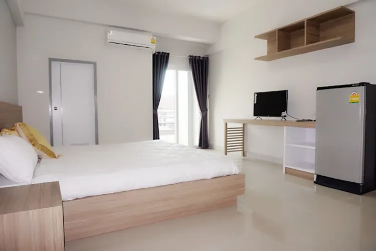 ห้องเตียงใหญ่ พร้อมระเบียง