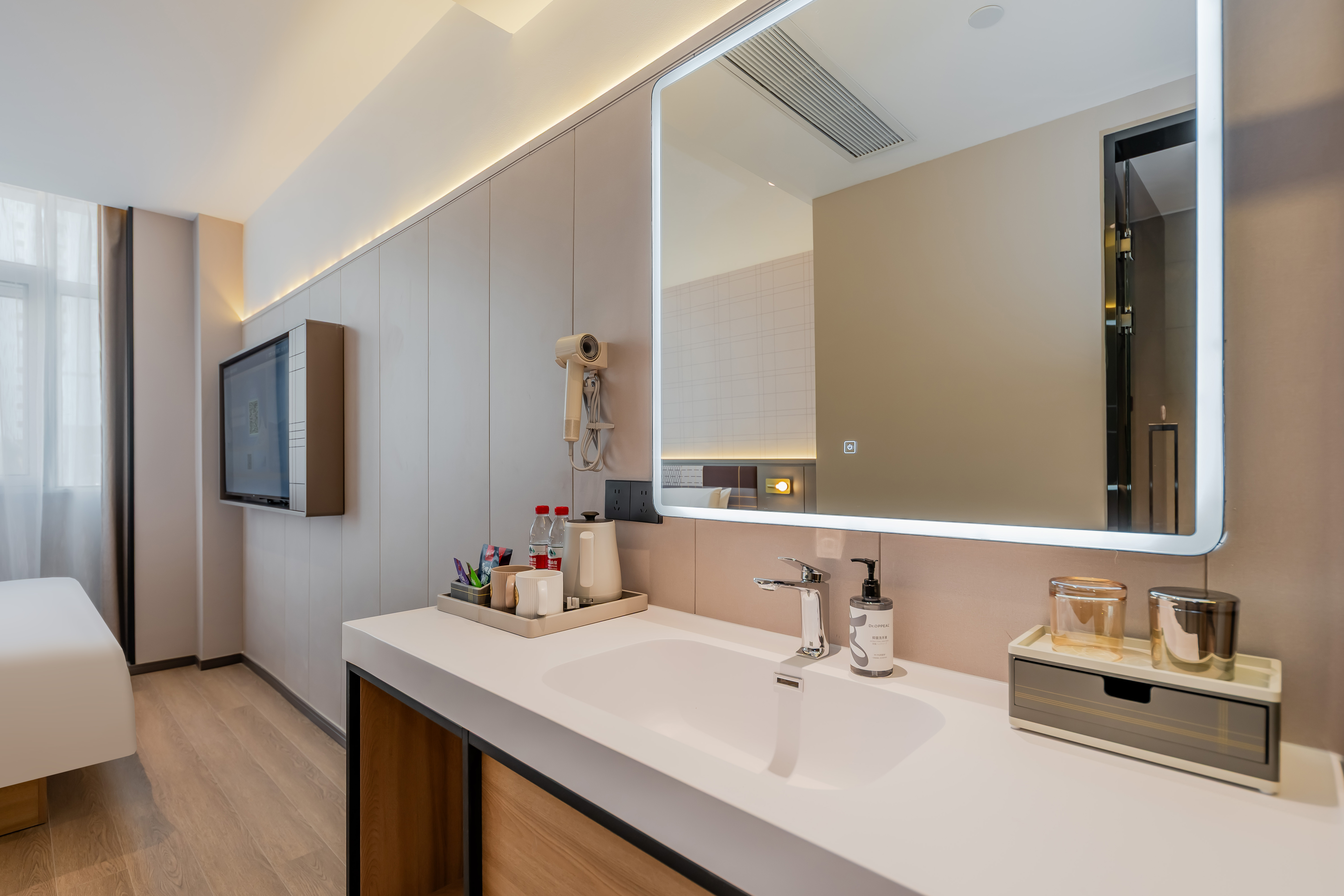 商务大床房（智能客控+手机投屏+徕芬吹风机）