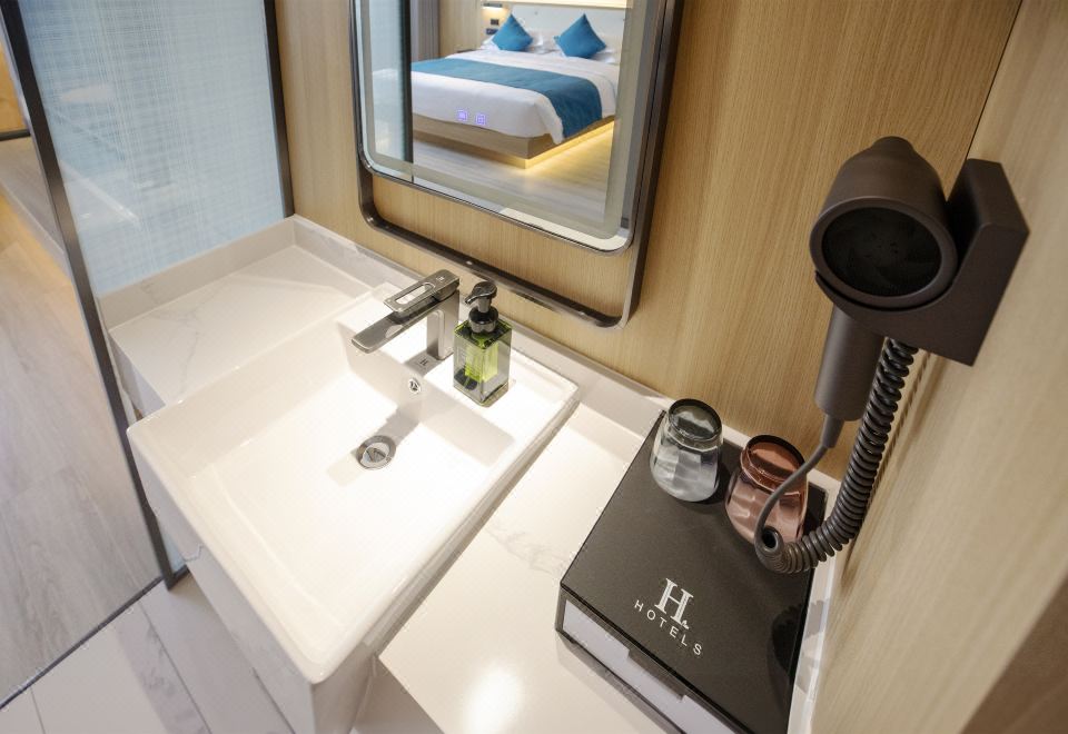 H Hotel (Chifeng Municipal Government High-speed Railway Station)Smart Executive Room (Double Bed)